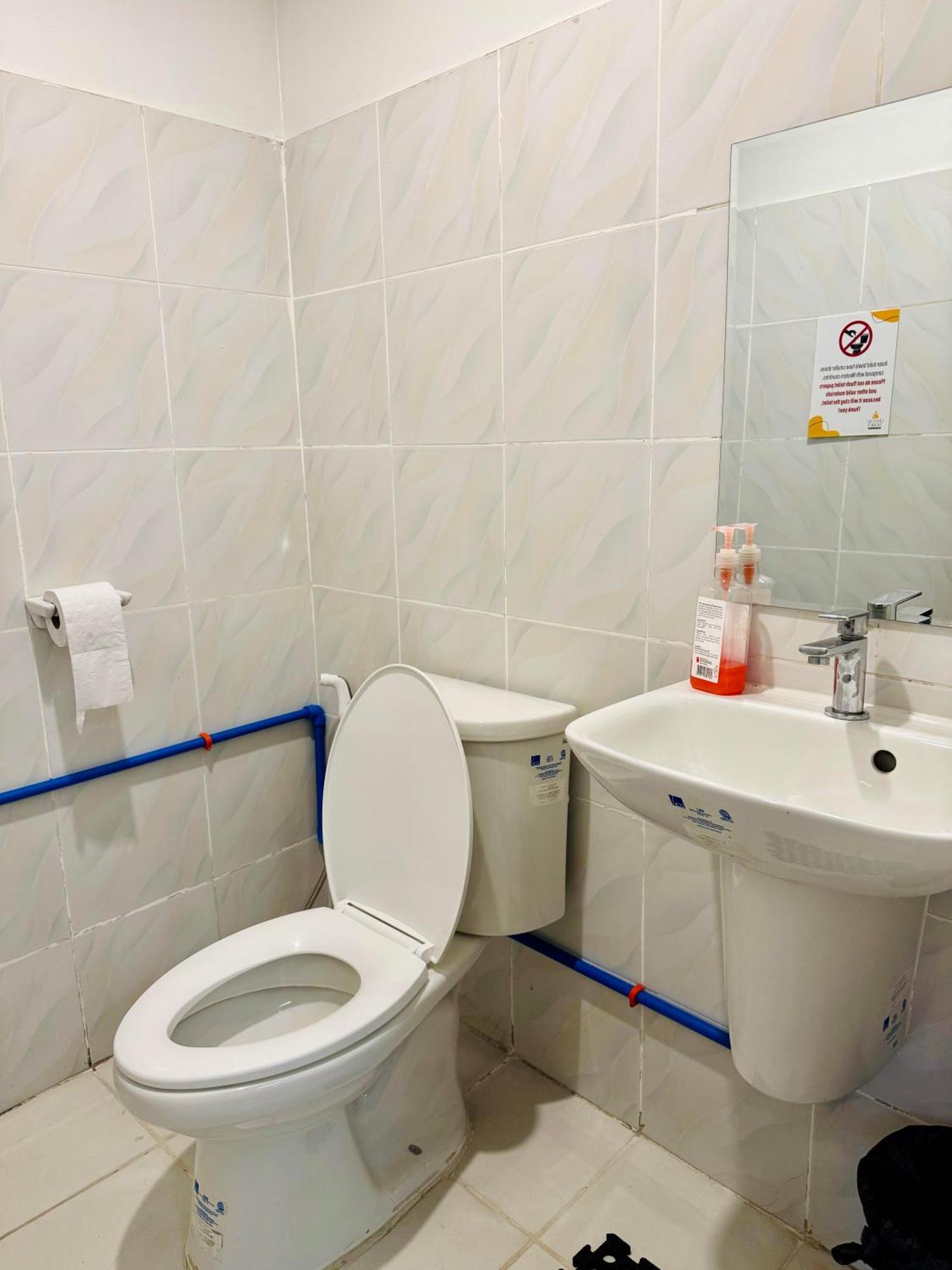 Cheese Hostel Manila Makati City Екстериор снимка